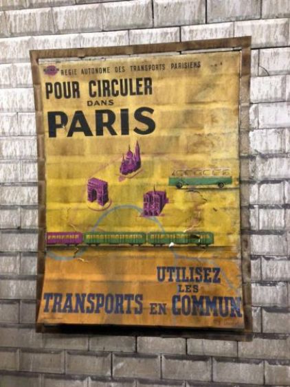 decouverte-des-affiches-du-metro-des-annees-1950-a-la-station-trinite-d-estienne-d-orves-1